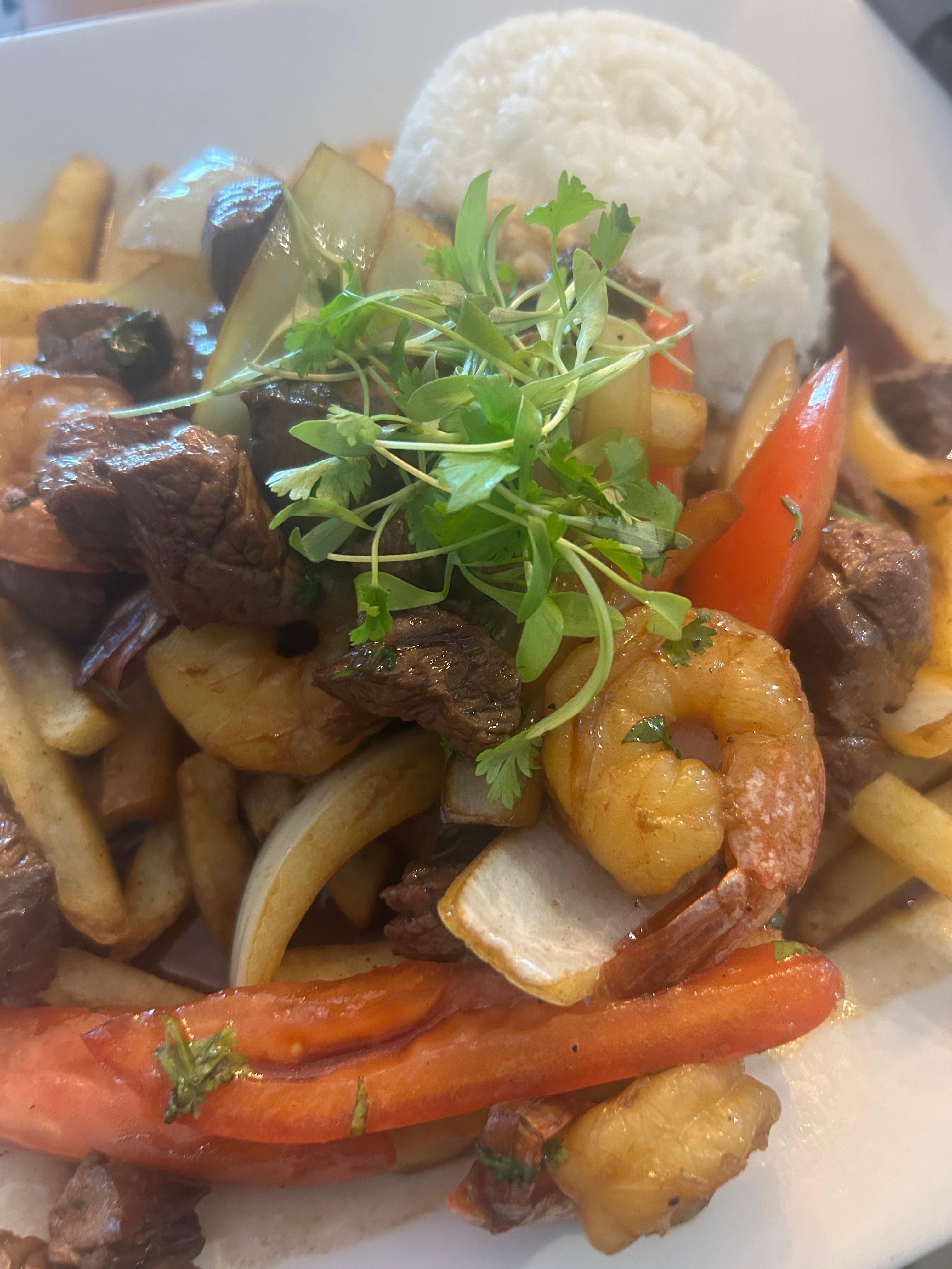 Mar y Tierra Saltado.