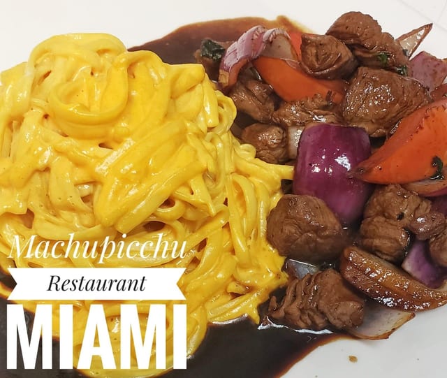 Tallarin Huancaina Con Lomo Saltado.
