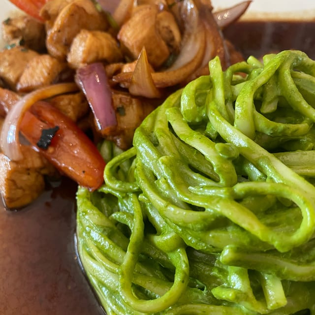 Tallarin Verde Con Saltado.